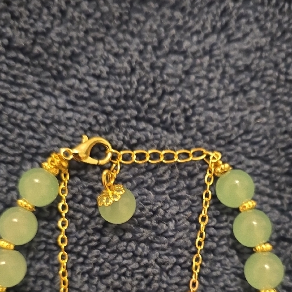 Elegant Gold and Jade Beaded Bracelet - Picture 3 of 3
